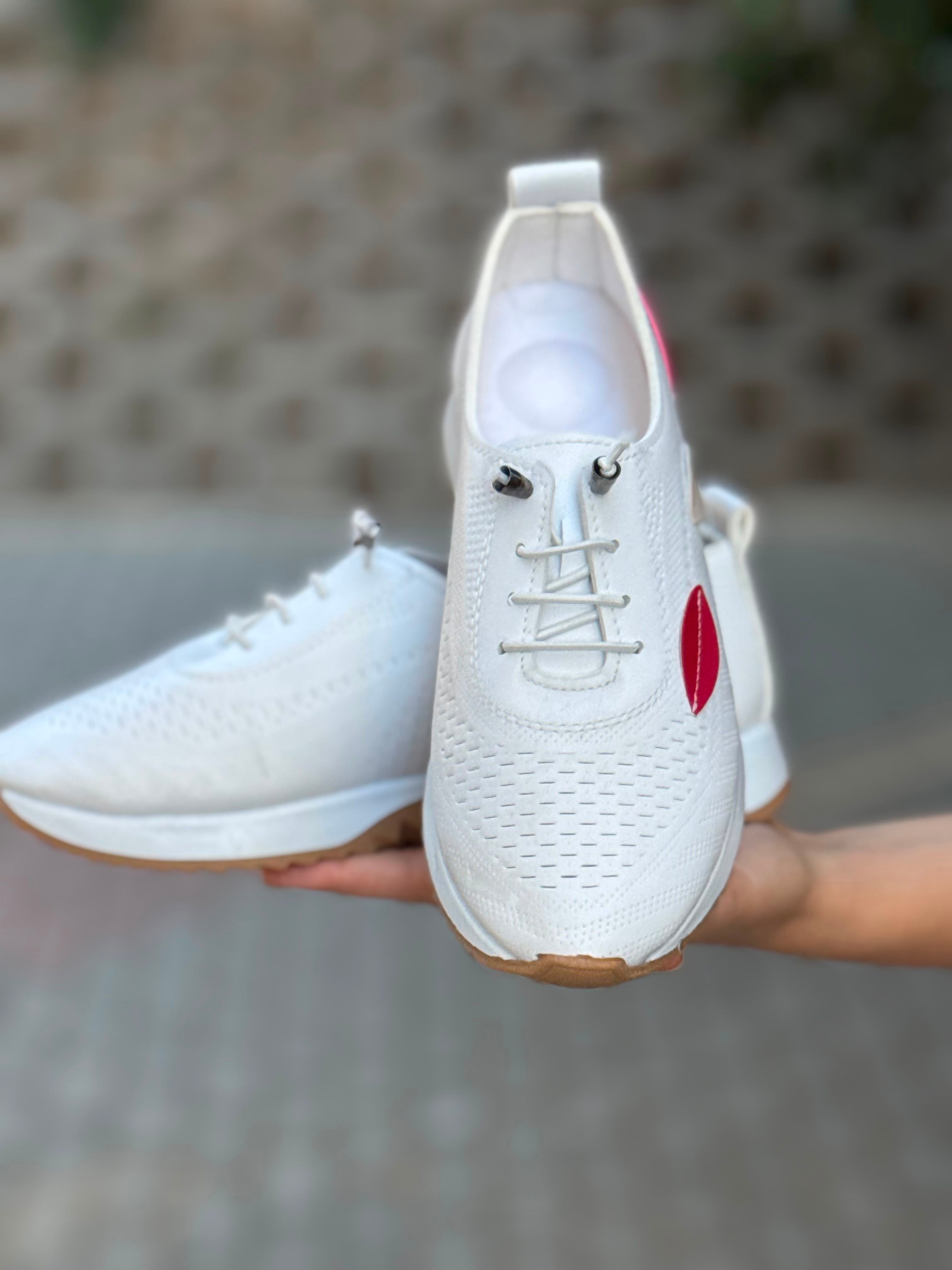 Yaprak Detaylı Ortopedik Taban Spor Ayakkabı
